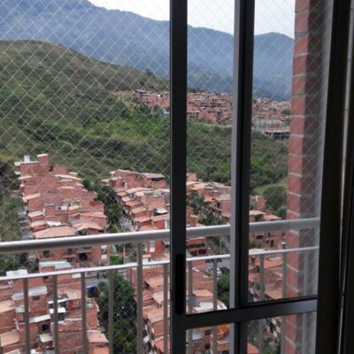 Foto de un trabajo de instalación de mallas de seguridad de la empresa mallas y pisos de Medellín, expertos en instalación y venta de mallas de seguridad para ventanas y balcones. Ademas de brillado, cristalizado y pulido de pisos de marmol, madera, granito y retales.